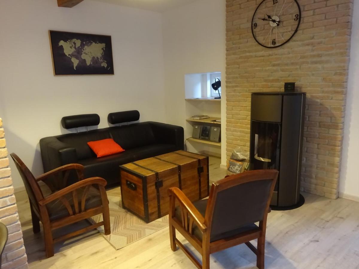 Chatte : Agreable Maison De Rue Buitenkant foto