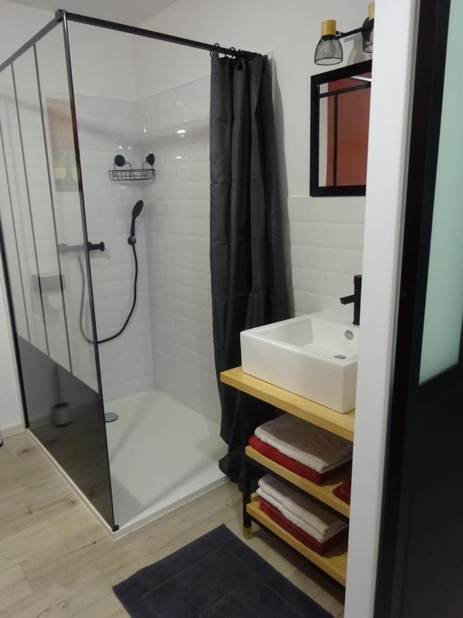 Chatte : Agreable Maison De Rue Buitenkant foto